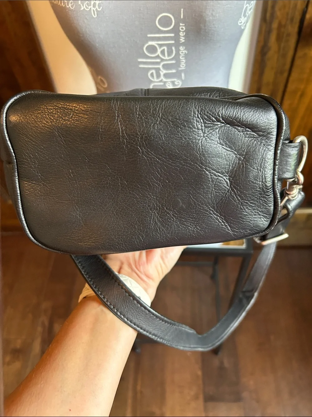 Wilsons Leather Black Pebbled Leather Crossbody Bag has tarnish on buckle - Picture 11 of 14